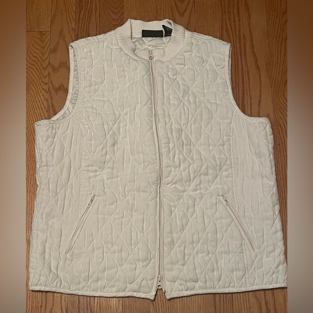 Relativity quilted vest with side zipper pockets. Women’s size XL